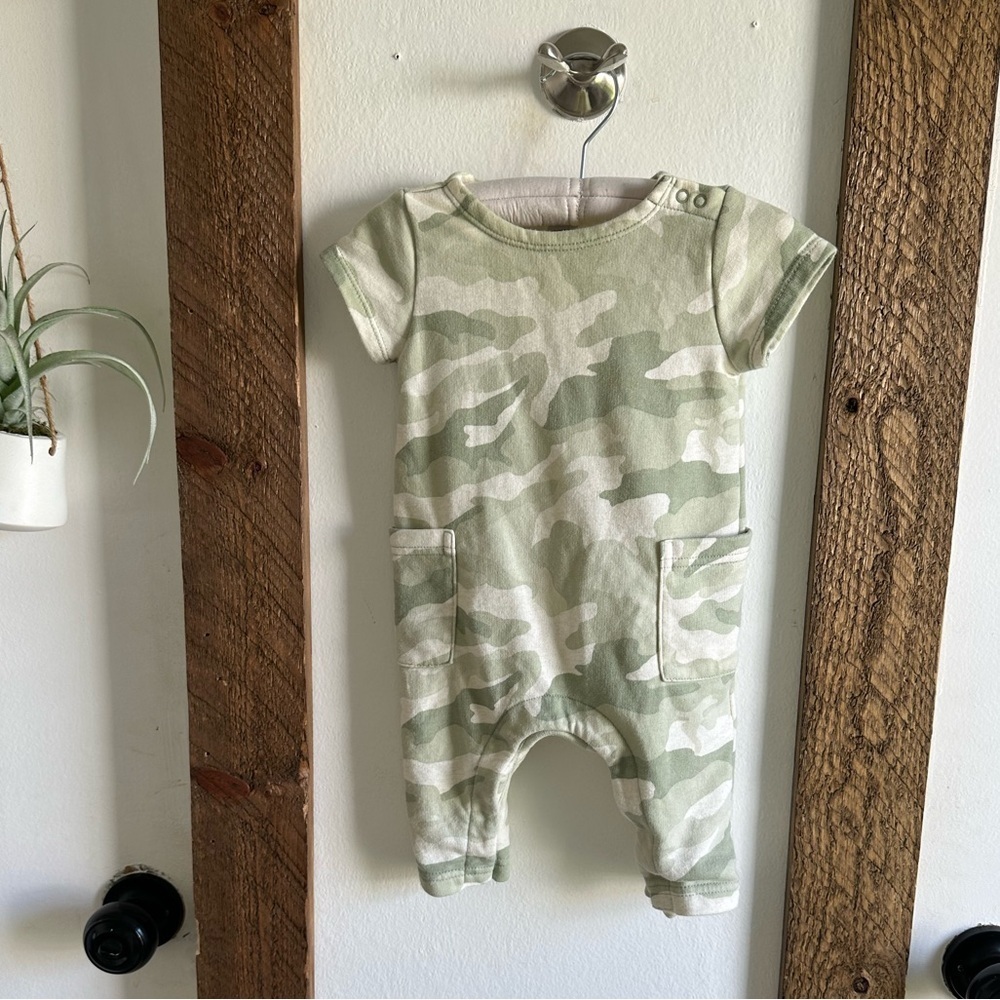 Old Navy Camo French Terry Romper Baby 3-6 Months
Absolutely love this material